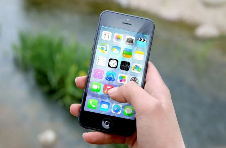 смартфон в руке