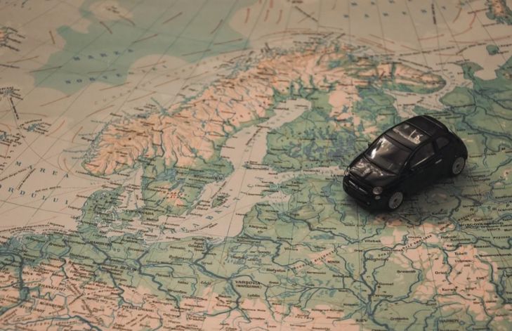 модель автомобиля на карте Европы