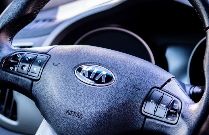 KIA готовится к смене логотипа логотип KIA на руле