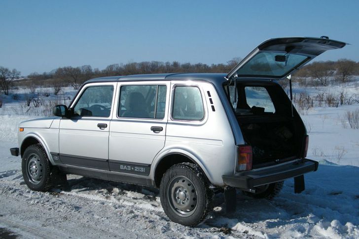 автомобиль Lada, зима