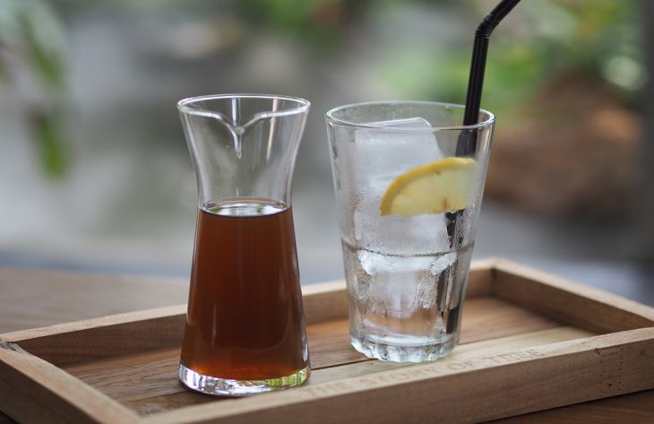 Медики перечислили полезные свойства воды с лимоном чай, лимон, вода, стаканы