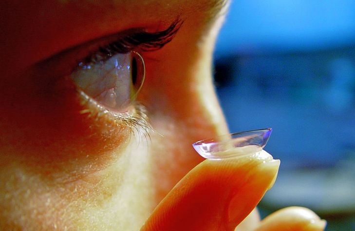 глаз, контактные линзы