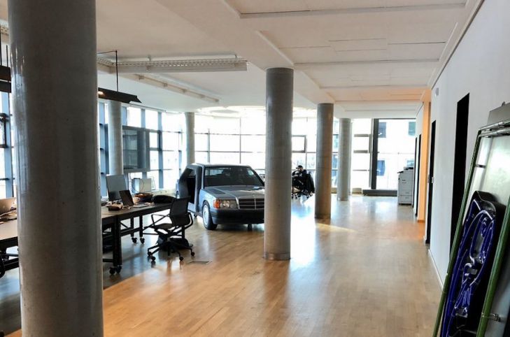 Mercedes-Benz 190 переделали в переговорку для офиса переговорная комната в офисе