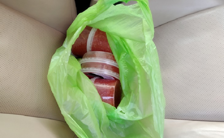 Житель Минска продавал в соцсетях красную икру и доставлял на Lexus. Его задержали 