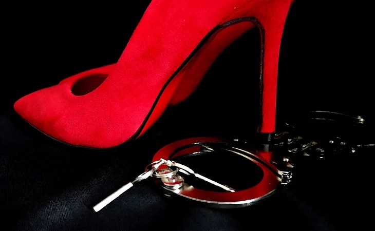 Была прикована наручниками к кровати: в Москве при загадочных обстоятельствах погибла девушка из Украины