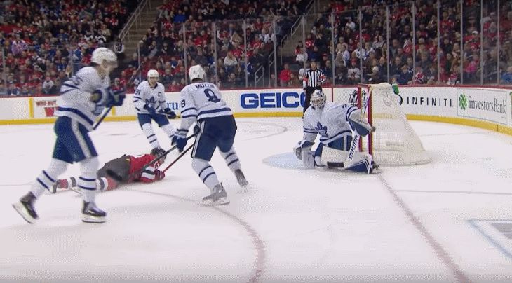 «Внезапно я увидел тонну крови». Хоккеист из Омска перерезал себе кисть во время матча «Внезапно я увидел тонну крови». Хоккеист из Омска перерезал себе кисть во время матча