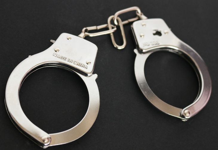 В Китае ученого посадили в тюрьму за эксперименты с младенцами наручники