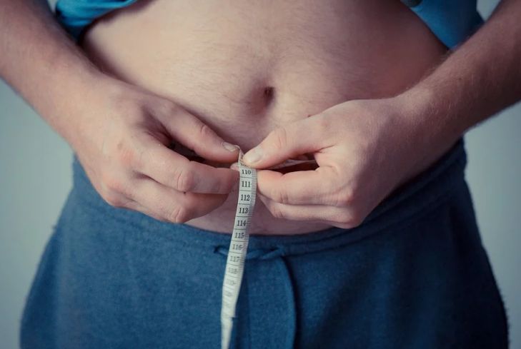 Ученые рассказали, чем опасно ожирение после 50 лет ожирение, сантиметровая лента
