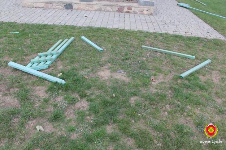 В Островце молодой парень обливал вином статуи около костела