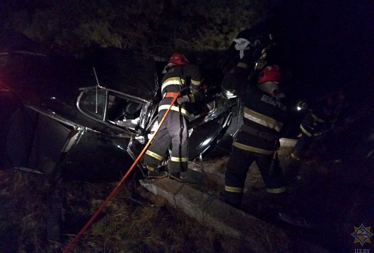 Жесткая авария в Светлогорске: BMW врезался в столб и перевернулся, водителя зажало в салоне