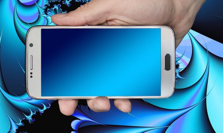 смартфон с синей подсветкой