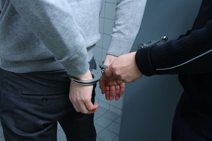 Украл даже шлепанцы. В Гродно судили матерого вора наручники