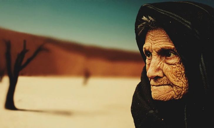 пожилая женщина в пустыне