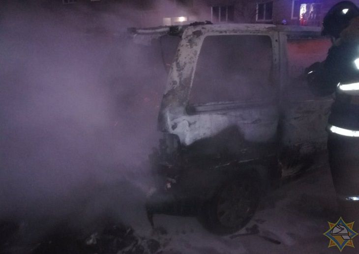 В Полоцке прямо под окнами жилых домов загорелась машина