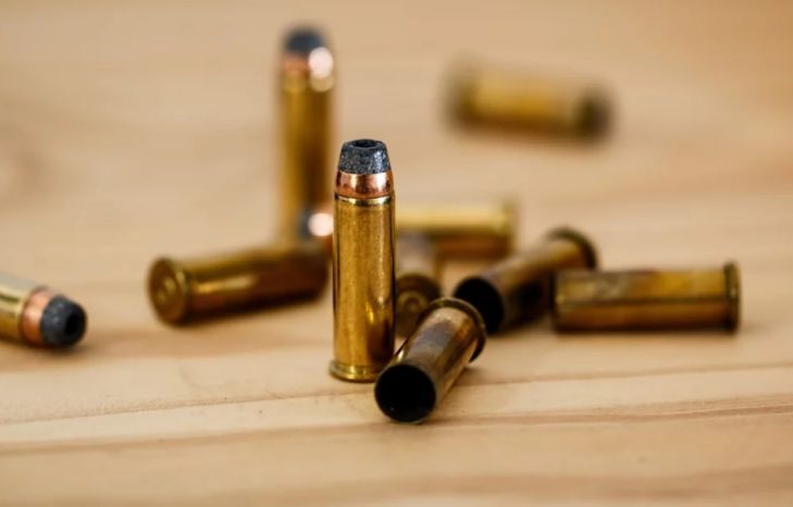 патроны на столе