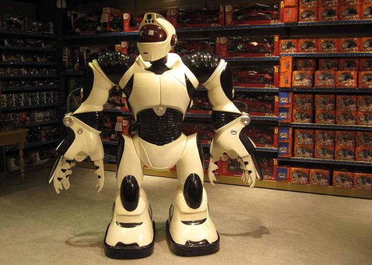 робот в магазине