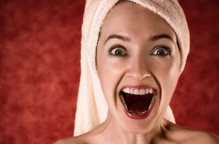 девушка с открытым ртом