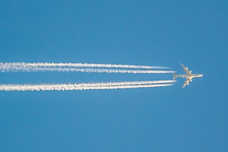 Украина впервые взыскала штраф за полет над территорией Крыма самолёт в небе