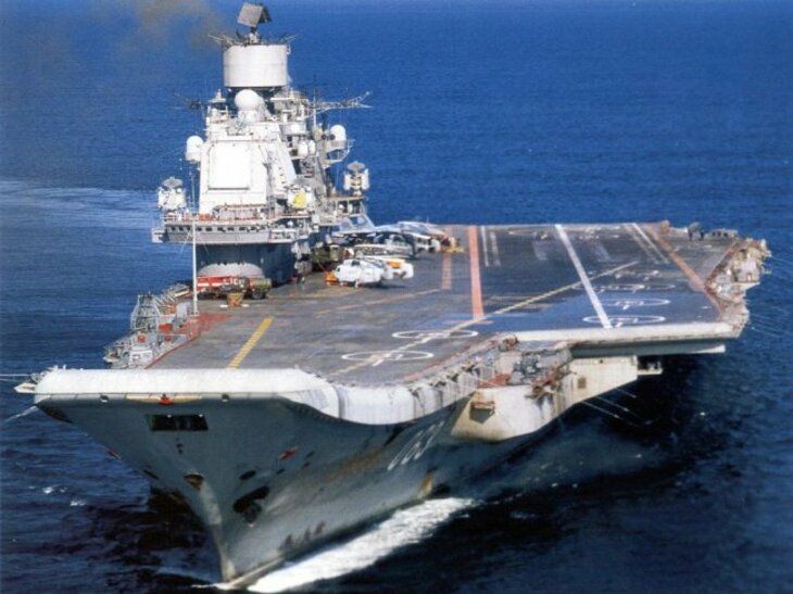 «Судьба еще троих неизвестна». Число пострадавших при пожаре на «Адмирале Кузнецове» возросло до 11