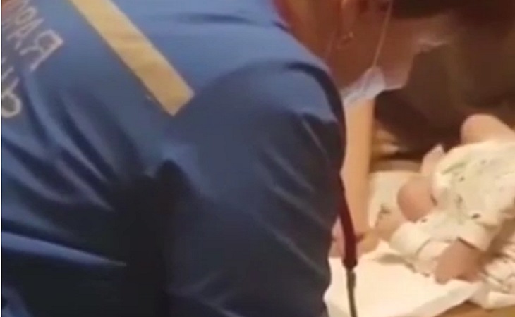 В России врач скорой помощи приехала на вызов к младенцу и искала диагноз в Google