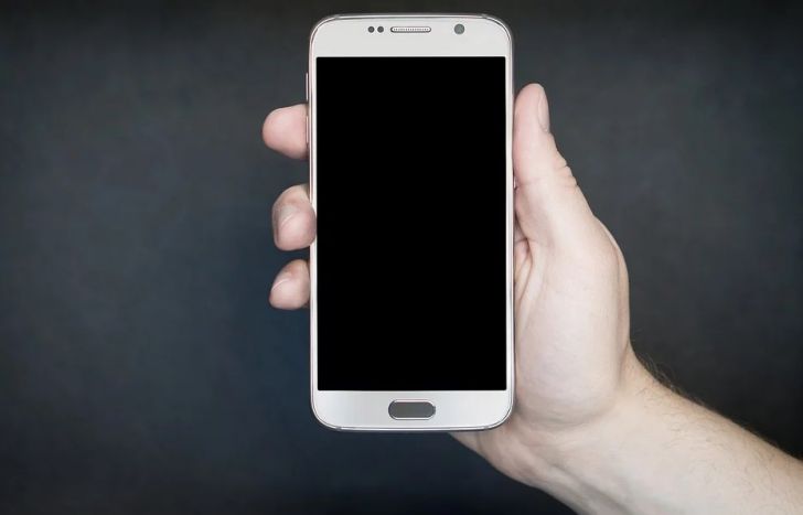 смартфон в руке