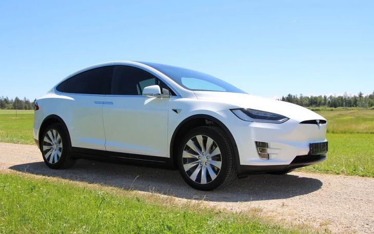 электромобиль Tesla