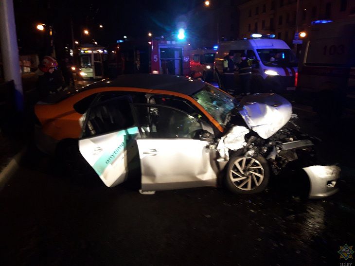 В Минске троллейбус столкнулся с каршеринговым автомобилем:  спасли трех человек