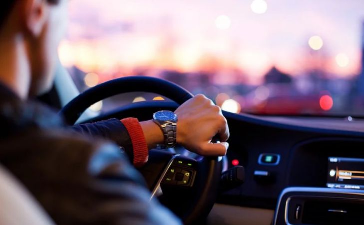 водитель в автомобиле