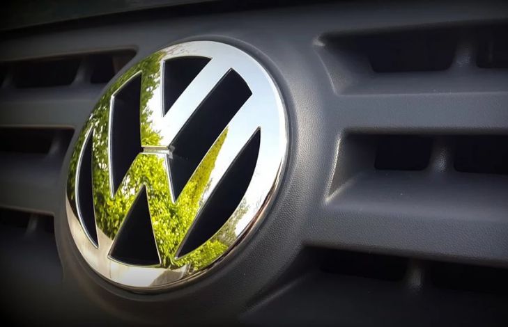 Volkswagen запустил сервис по аренде коммерческих автомобилей эмблема Volkswagen
