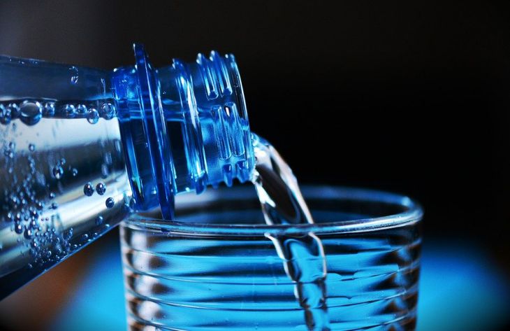 питьевая вода, стакан, бутылка 