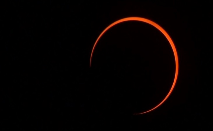 «Огненное кольцо» посреди неба. Вот как выглядит солнечное затмение 26 декабря