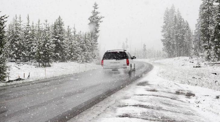 автомобиль на зимней дороге