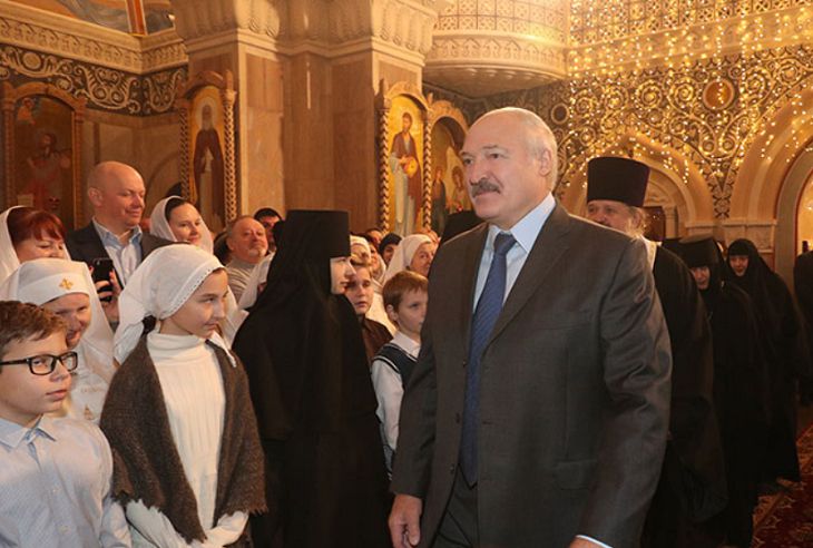 Лукашенко: надо достойно пройти этот год, сохранив страну и независимость лукашенко