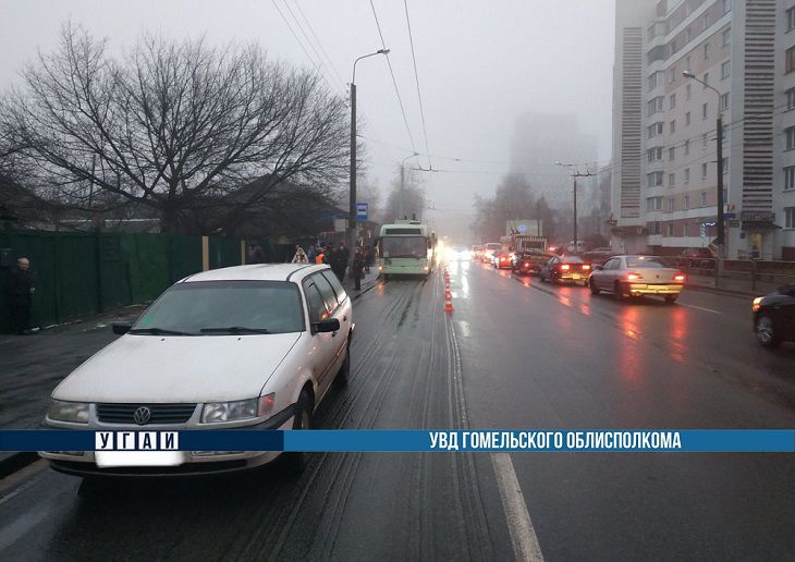 Хотел успеть на автобус. В Гомеле подросток бежал через дорогу на остановку и попал под машину автомобиль