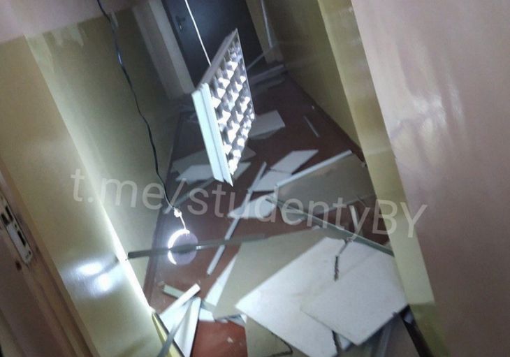 В радиотехническом колледже в Минске во время занятий обвалился потолок. Опубликовано видео обрушение