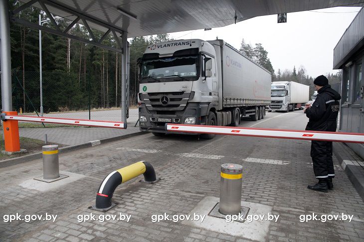 Очереди на границе растут: на выезд из Беларуси стоят уже более 700 авто