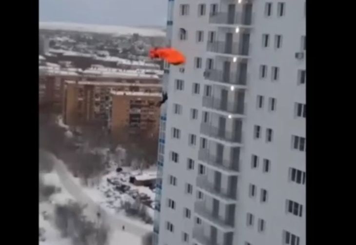 В России двое мужчин прыгнули с парашютом с 24-го этажа: момент попал на видео 