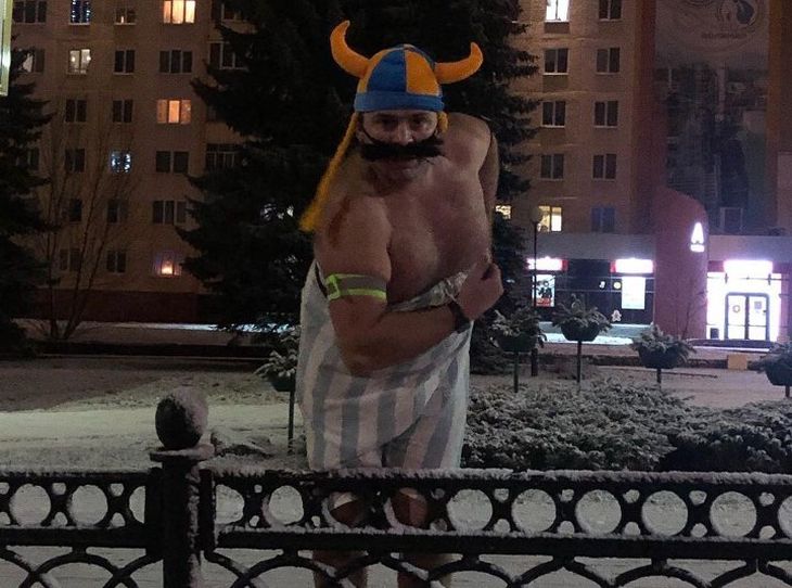 Житель Новополоцка пробежался по улицам в костюме Обеликса и стал героем соцсетей 