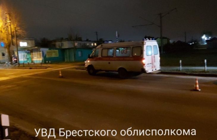 Поезд «зацепил» машину скорой помощи в Бресте