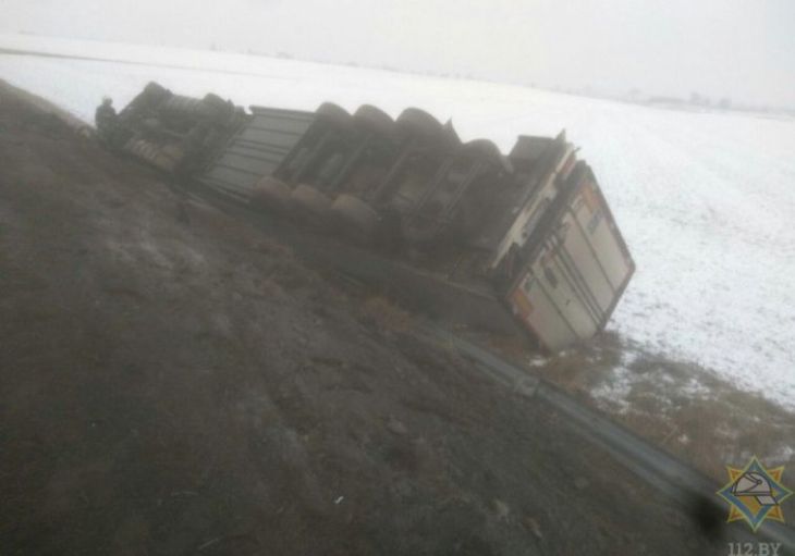 На М-1 в Столбцовском районе произошло ДТП:  фура вылетела в кювет и перевернулась