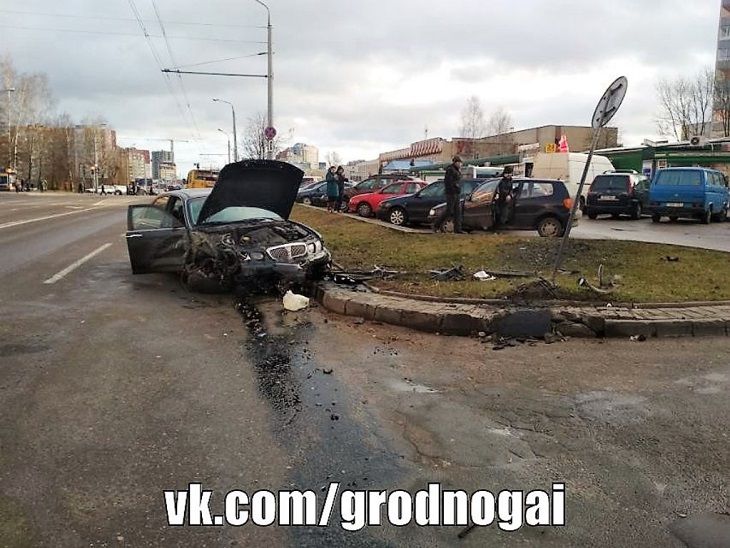 Чудом обошлось без жертв. В Гродно легковушка протаранила троллейбус, а потом чуть не вылетела на тротуар авария