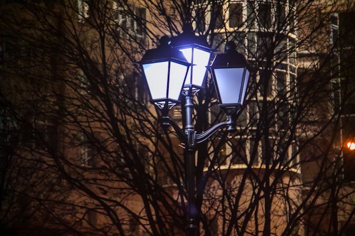 Ночной город дождь. Мурманск северное сияние когда. Фонарь для презентации. Уличные фонари на закате. Обои фонари.