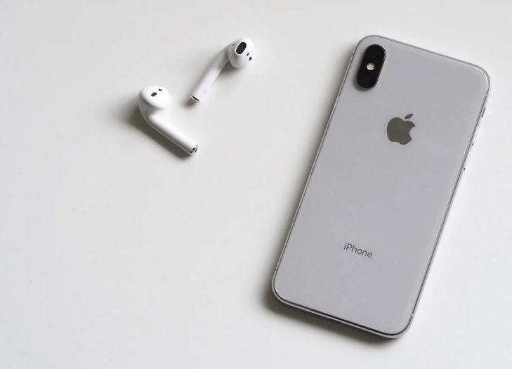 Эксперты рассказали об опасности поддельных AirPods для здоровья наушники