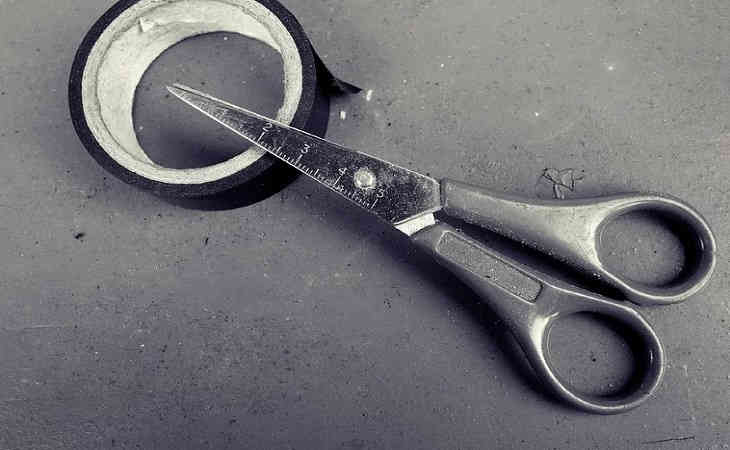 маникюрными ножницами