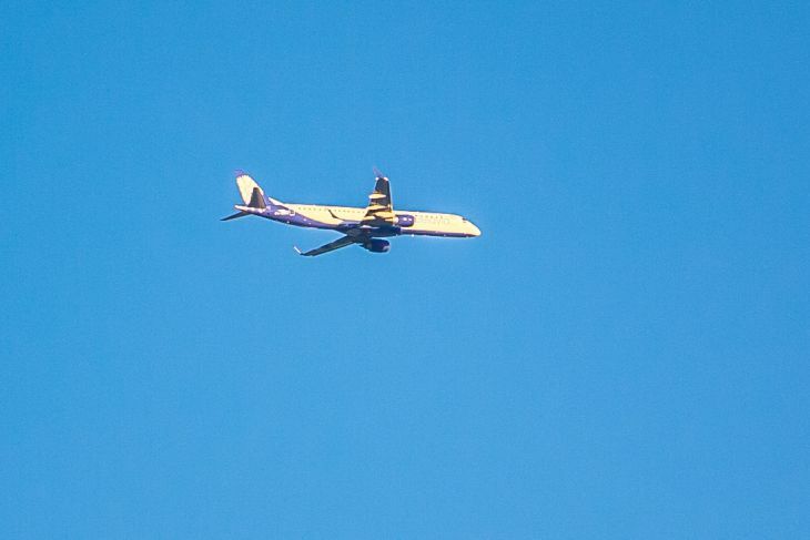 Лайнер из Хабаровска в Москву прервал полет после сообщения о минировании самолет