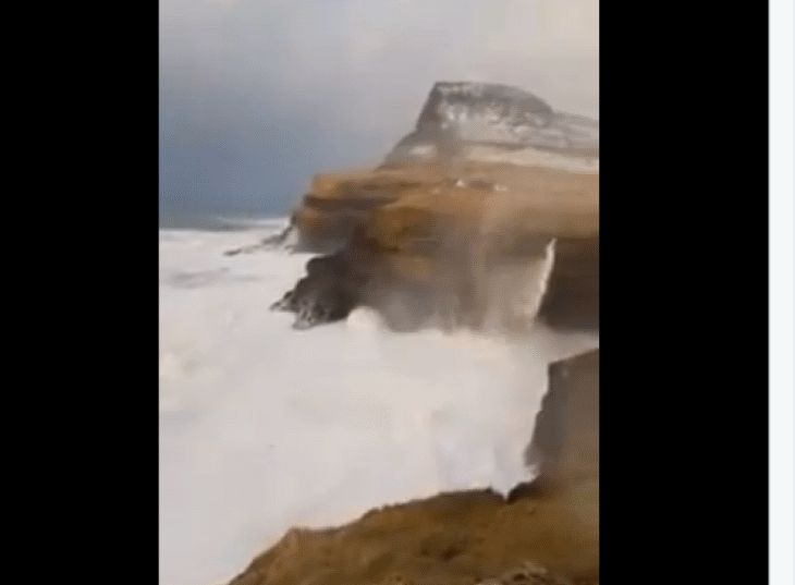 «Перевернутое торнадо». Интересное и необъяснимое природное явление заметили на Фарерских островах торнадо