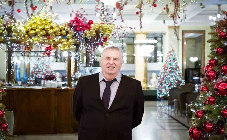 «Крепостные, холопы». Жириновский раздавал деньги прохожим