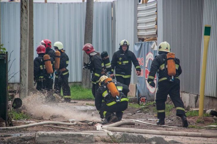 Десятки людей экстренно эвакуировали. В Осиповичах горел завод мчс