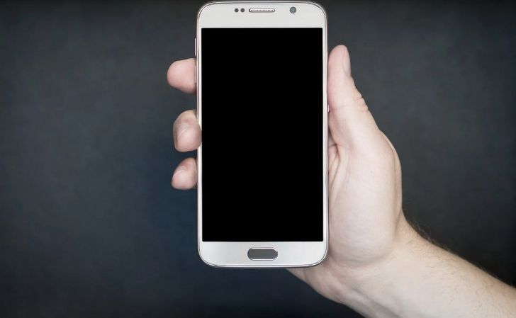 Специалисты Xiaomi разработали смартфон с тремя экранами смартфон