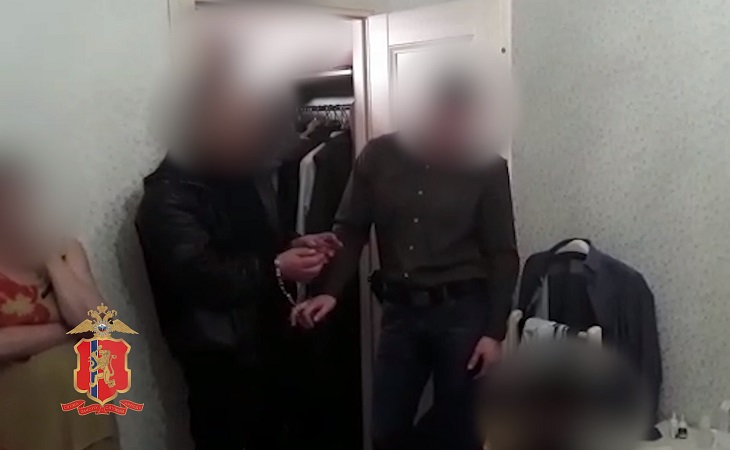 Ворвались в разгар съёмок: силовики накрыли порностудию с актрисами-школьницами школьницы